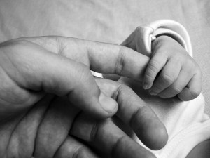 newborn-hands